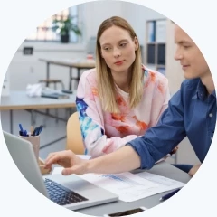 mężczyzna i kobieta patrzący w laptop